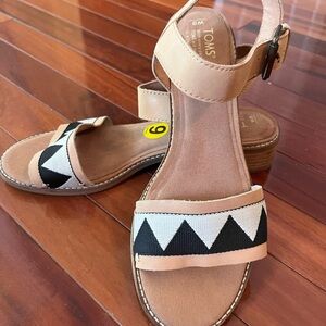 TOMS Women's Sandals in Tan and Black